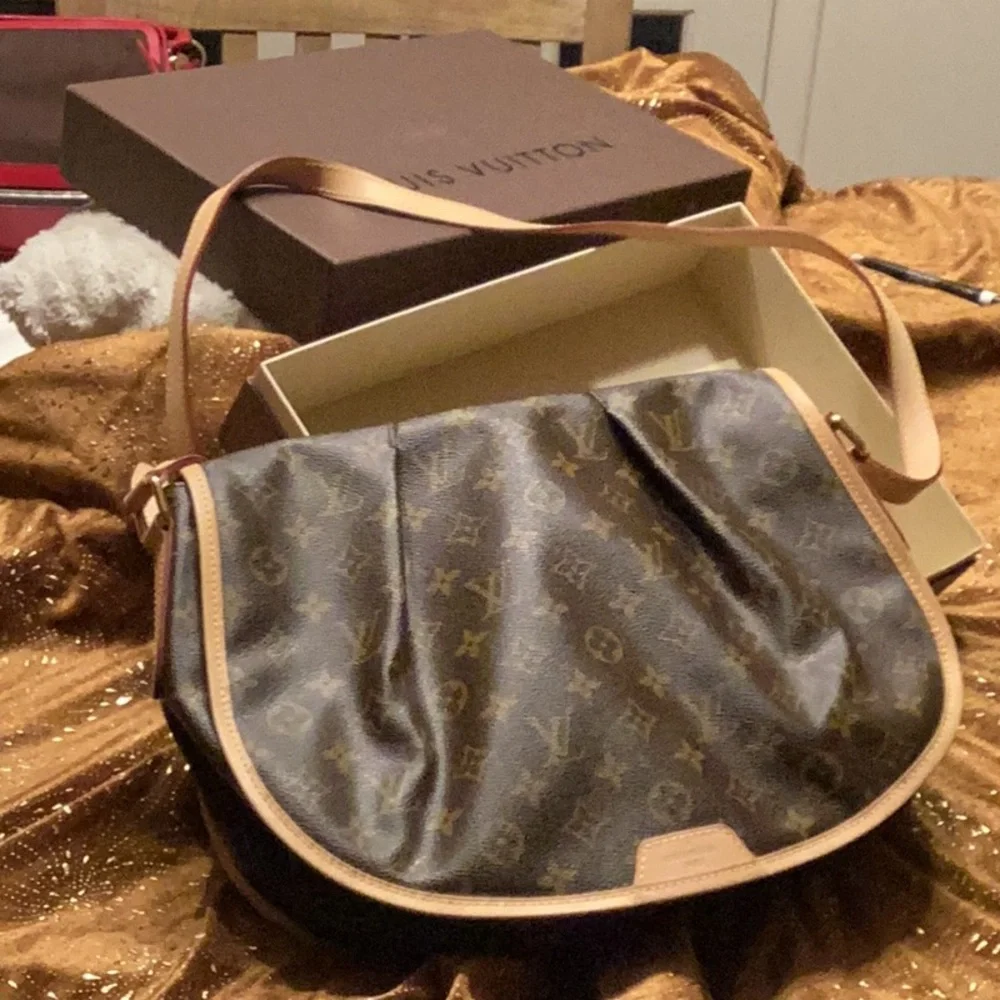 Louis Vuitton Monogram canvas Menilmontant MM - Picture 1 of 13